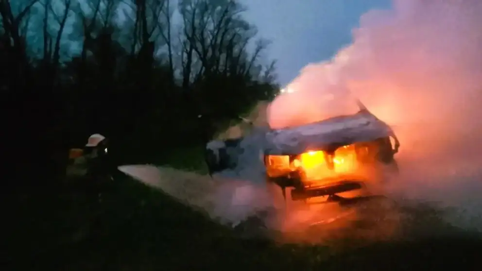 Ceibas: una camioneta se incendió por completo sobre la Autovía 12