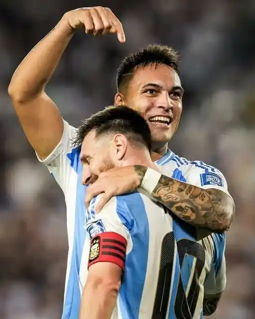 mural messi lautaro foto original