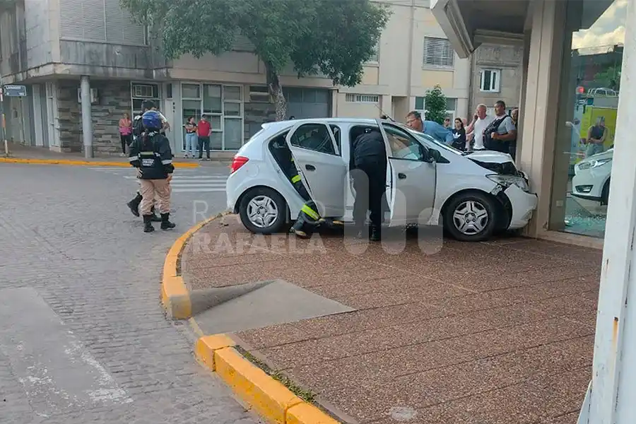 Fuertísimo accidente terminó con un auto incrustado en un comercio y una mujer con quebradura de pierna