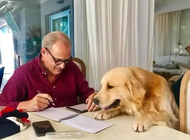 Carlos Lorenzo en su casa repasando apuntes relacionados al libro. Gentileza: Prensa Unicen.