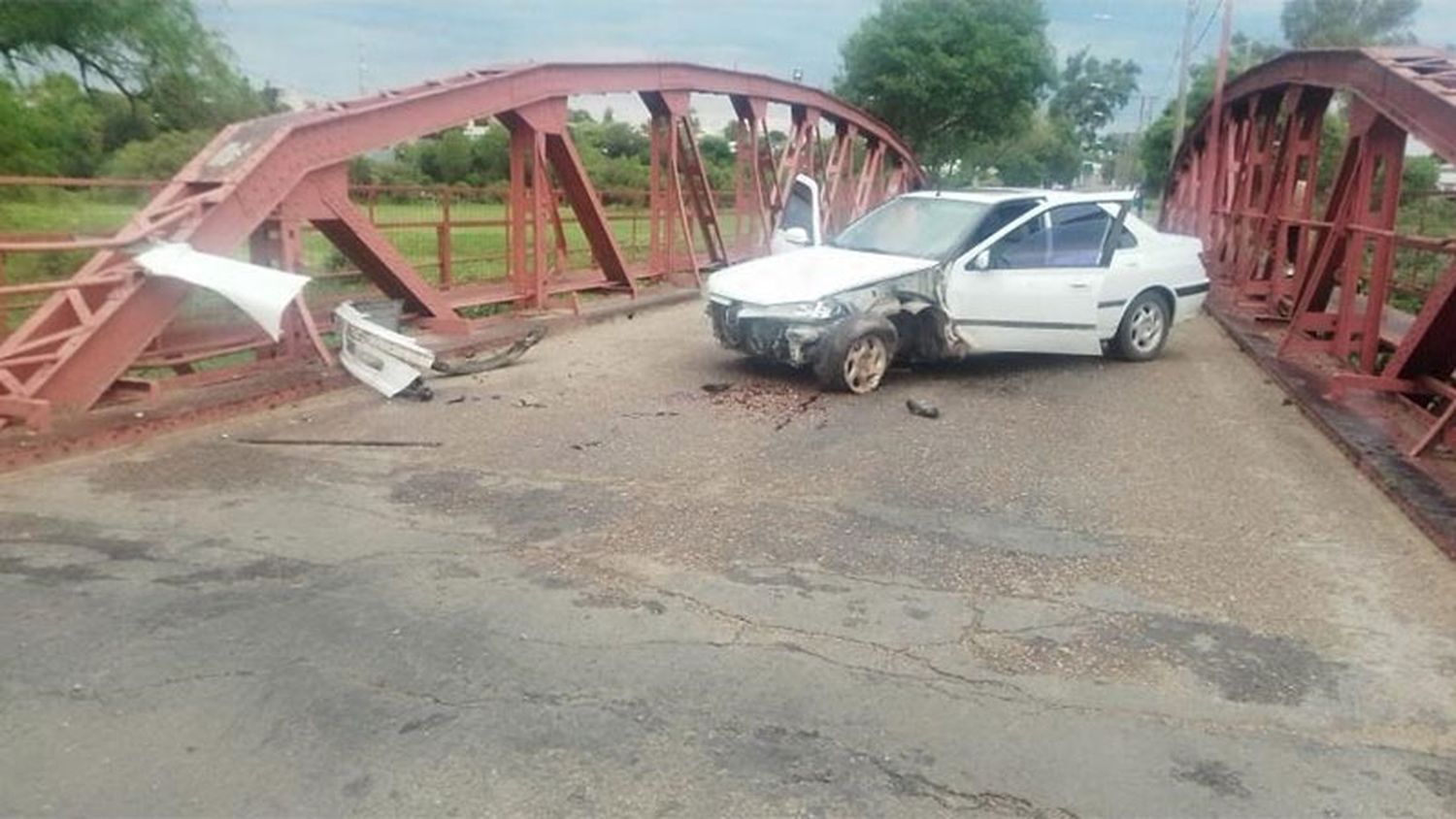 La Paz :conductora pierde el control y choca contra un puente