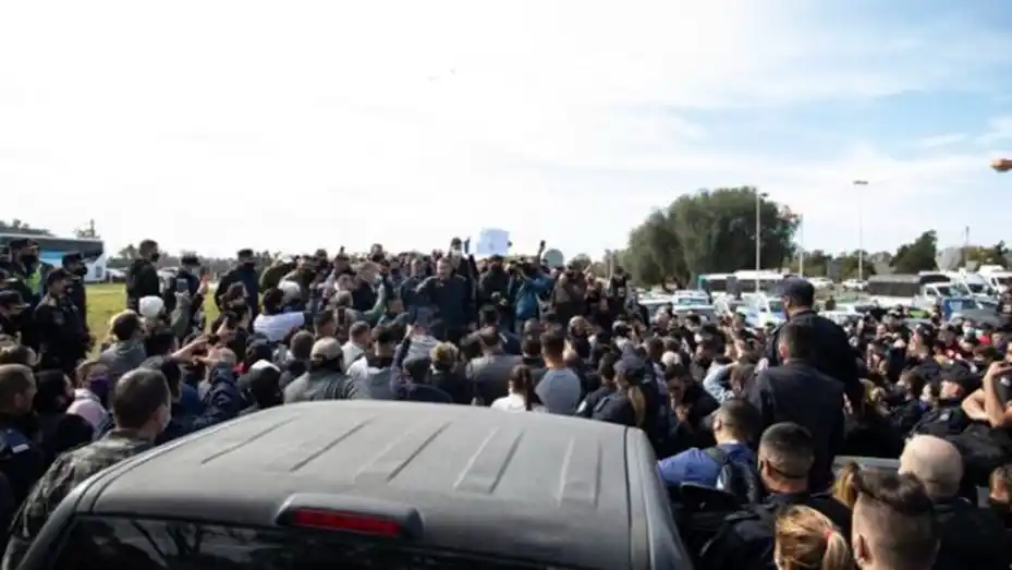 400 despidos en la Policía bonaerenses: Protestas en La Matanza, La Plata, Pinamar, Mar del Plata, Necochea y Bahia Blanca