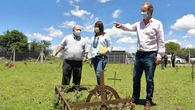 Bordet visitó el cementerio de Los Manecos, en Sajaroff