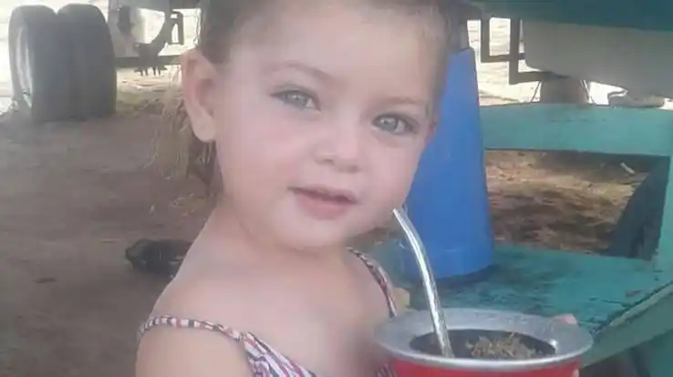 Hallaron el cuerpo enterrado de una nena de 5 años y detuvieron a su mamá y a su padrastro