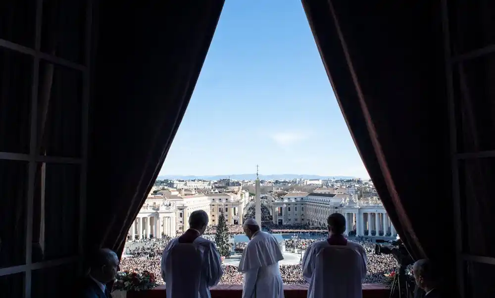 Dimiten dos portavoces del papa Francisco