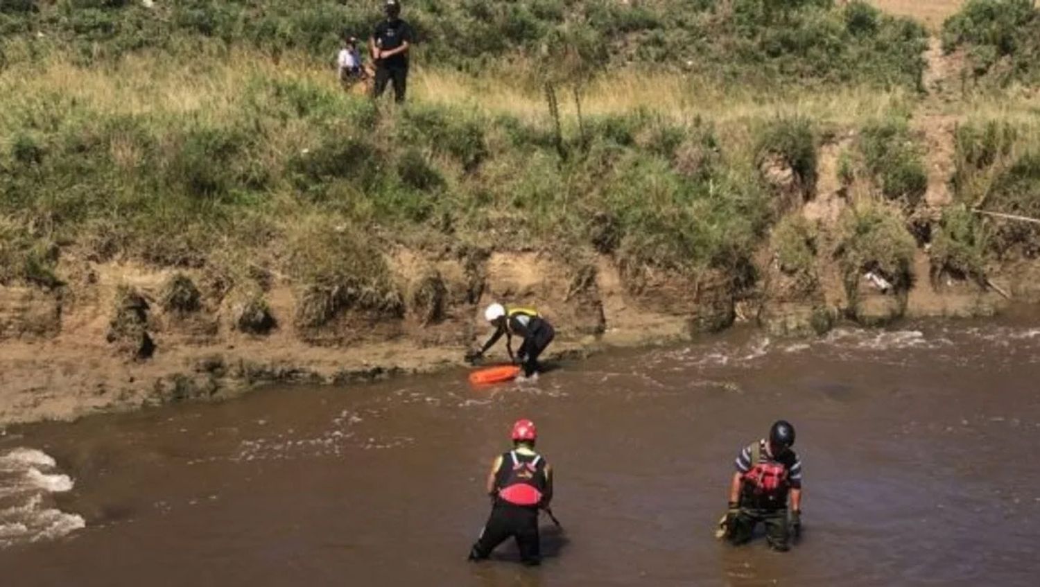 Así buscaban al niño que se había caído a un arroyo