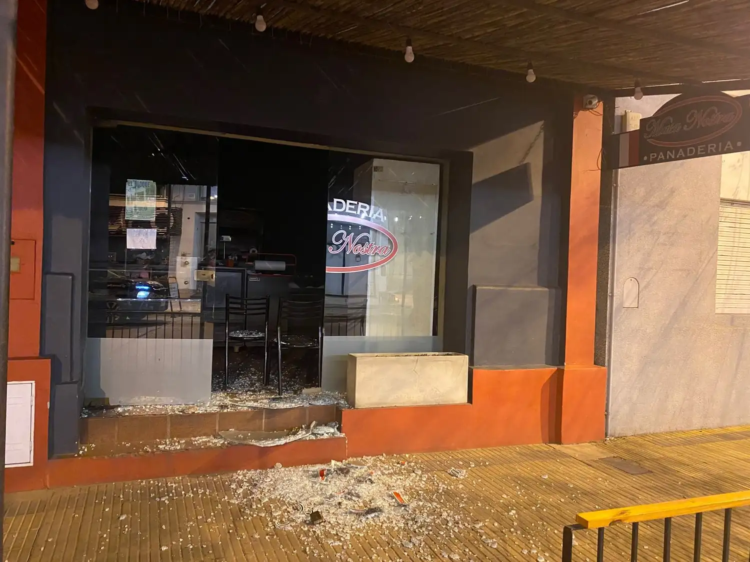 La puerta principal fue destrozada por el ladrón.