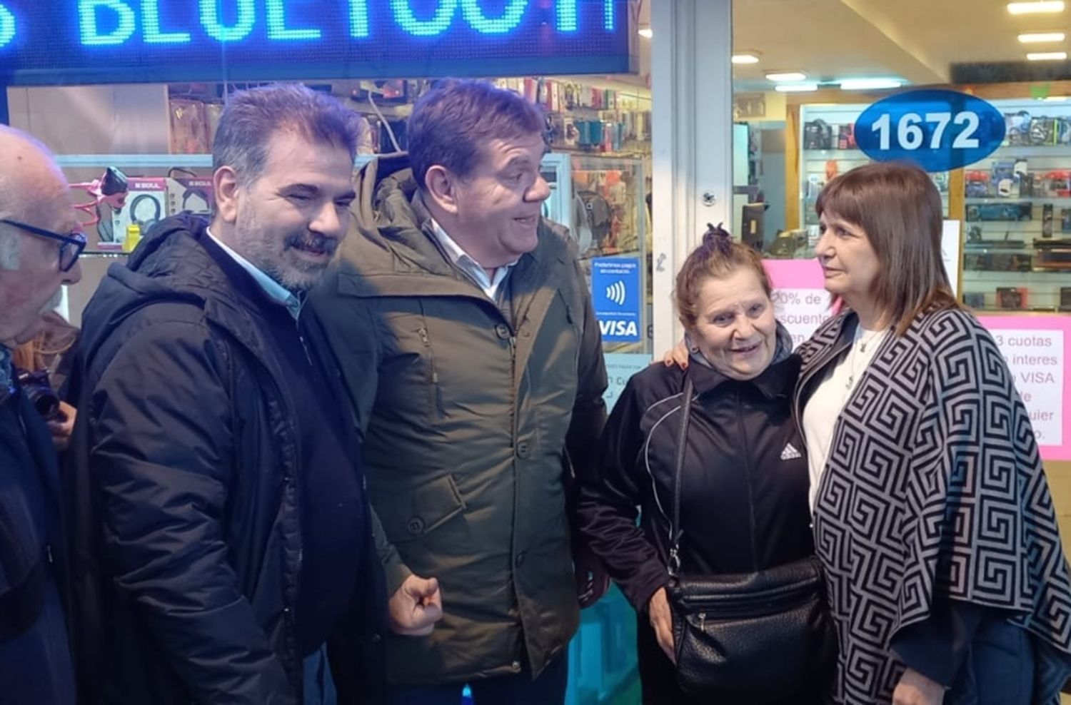 A lo Macri, Bullrich relanza su campaña con la presentación de un libro