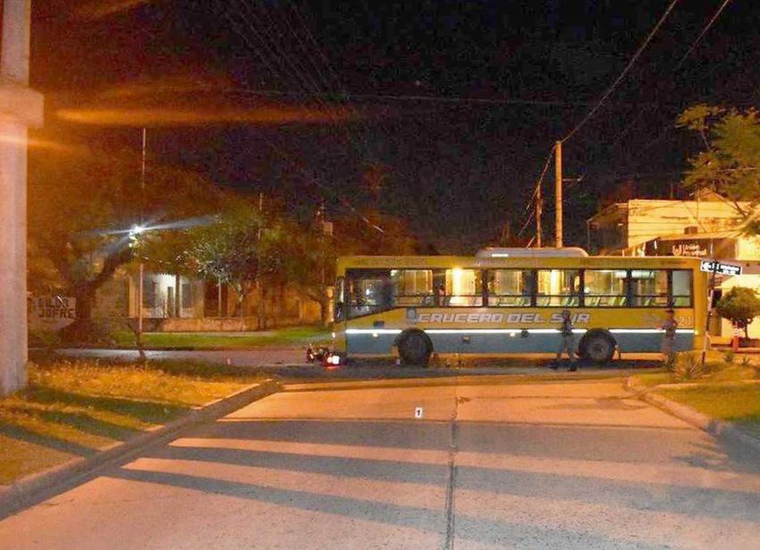 Un motociclista se encuentra en grave estado
tras protagonizar un siniestro vial con un colectivo