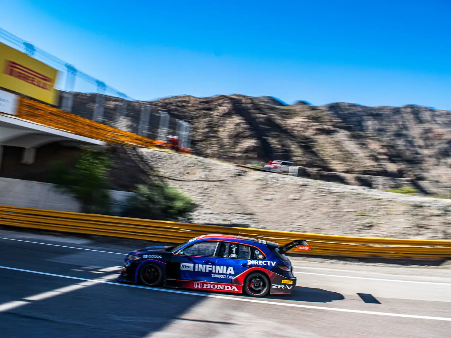 Leonel Pernía girando en El Zonda.
