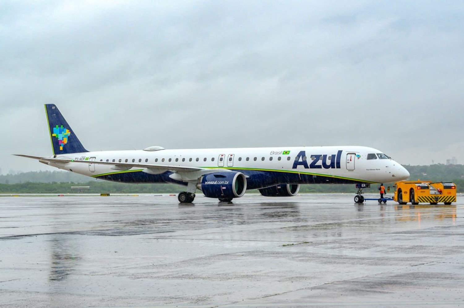 Why Azul’s New Embraer Aircraft Fly to Uruguay Before Brazil