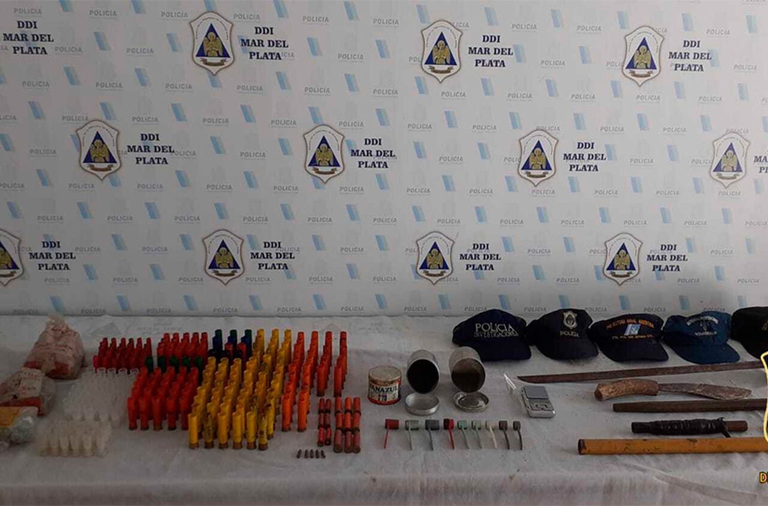 Hallan armas y una base de recarga de municiones clandestinas en el barrio Libertad