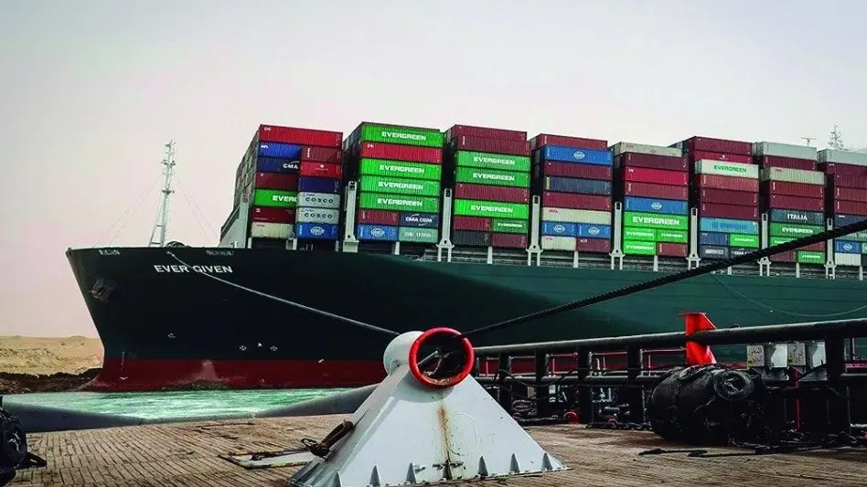 Reflotaron parcialmente el barco que bloquea el Canal de Suez
