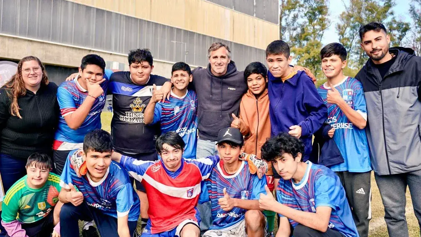 Achával junto a los deportistas de la Liga de Fútbol inclusiva