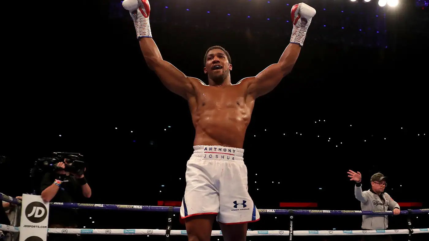 Joshua conservó sus títulos en Wembley