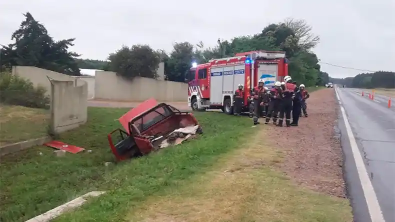 Un hombre volcó en su camioneta y tuvo que ser internado de urgencia