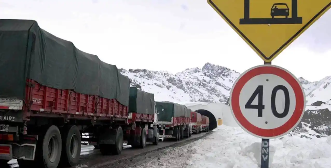 Cierran los pasos fronterizos a Chile por el intenso temporal de nieve
