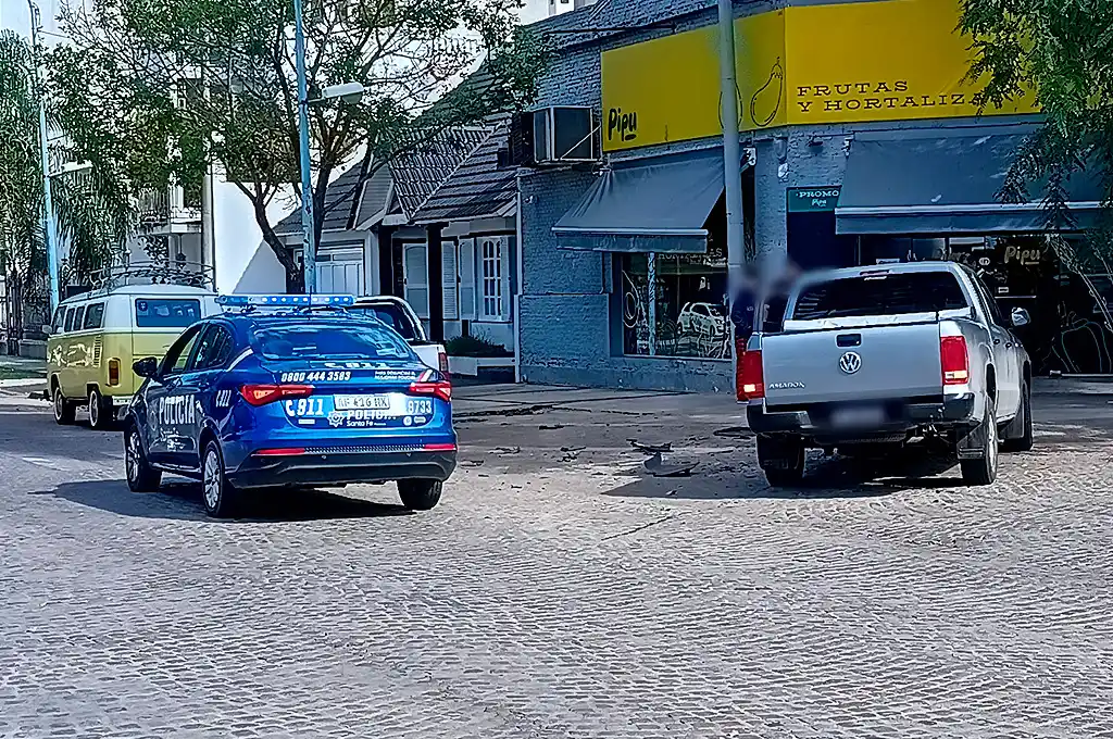 accidente choque bv yrigoyen policia camionetas tarde - 2