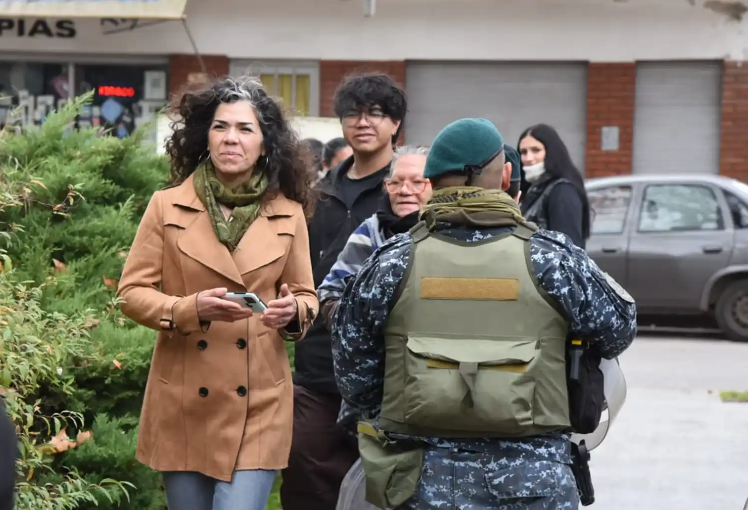 Griselda Altamirano ingresa al edificio judicial donde será sometida a un nuevo juicio en su contra.
