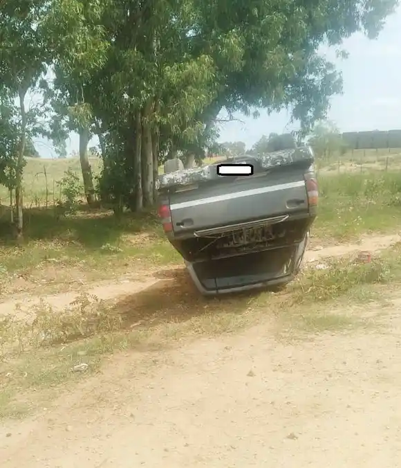 Una camioneta volcó en el ingreso al campo El Abasto