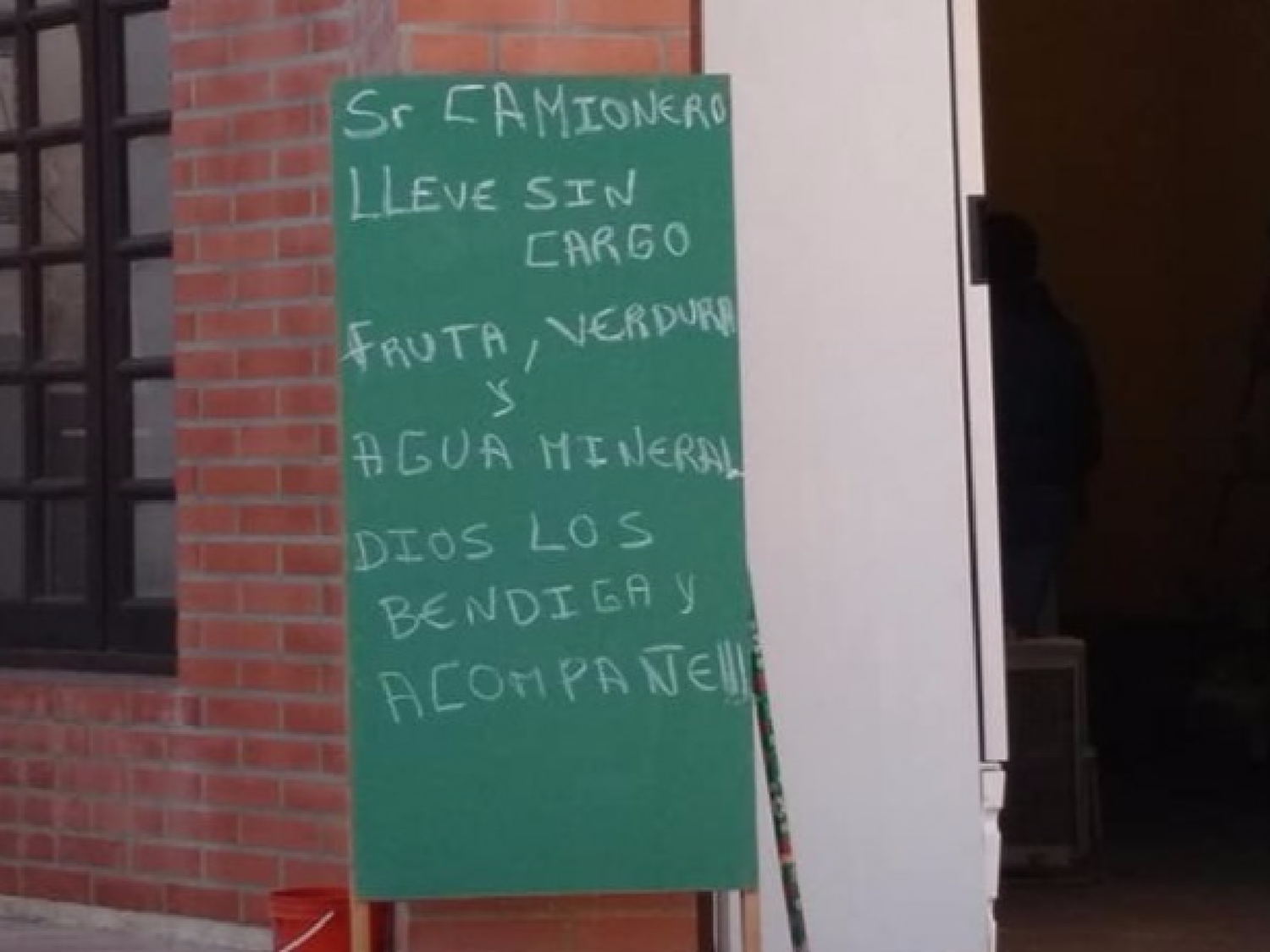 Laspiur: almacenera regala alimentos y agua a camioneros
