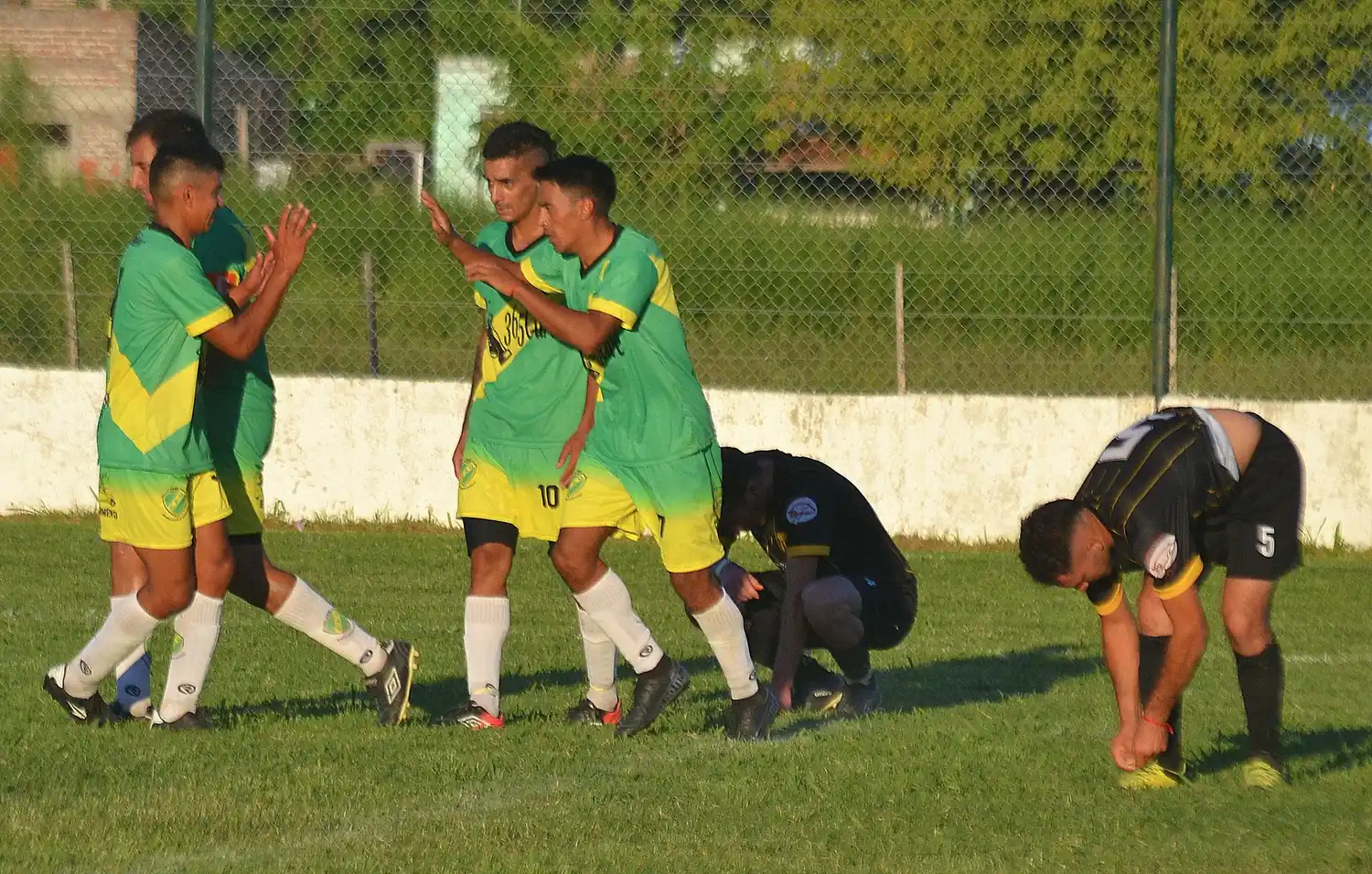 Matías Giménez y Franco Romero, los autores de los goles de Urquiza ante Carbó.