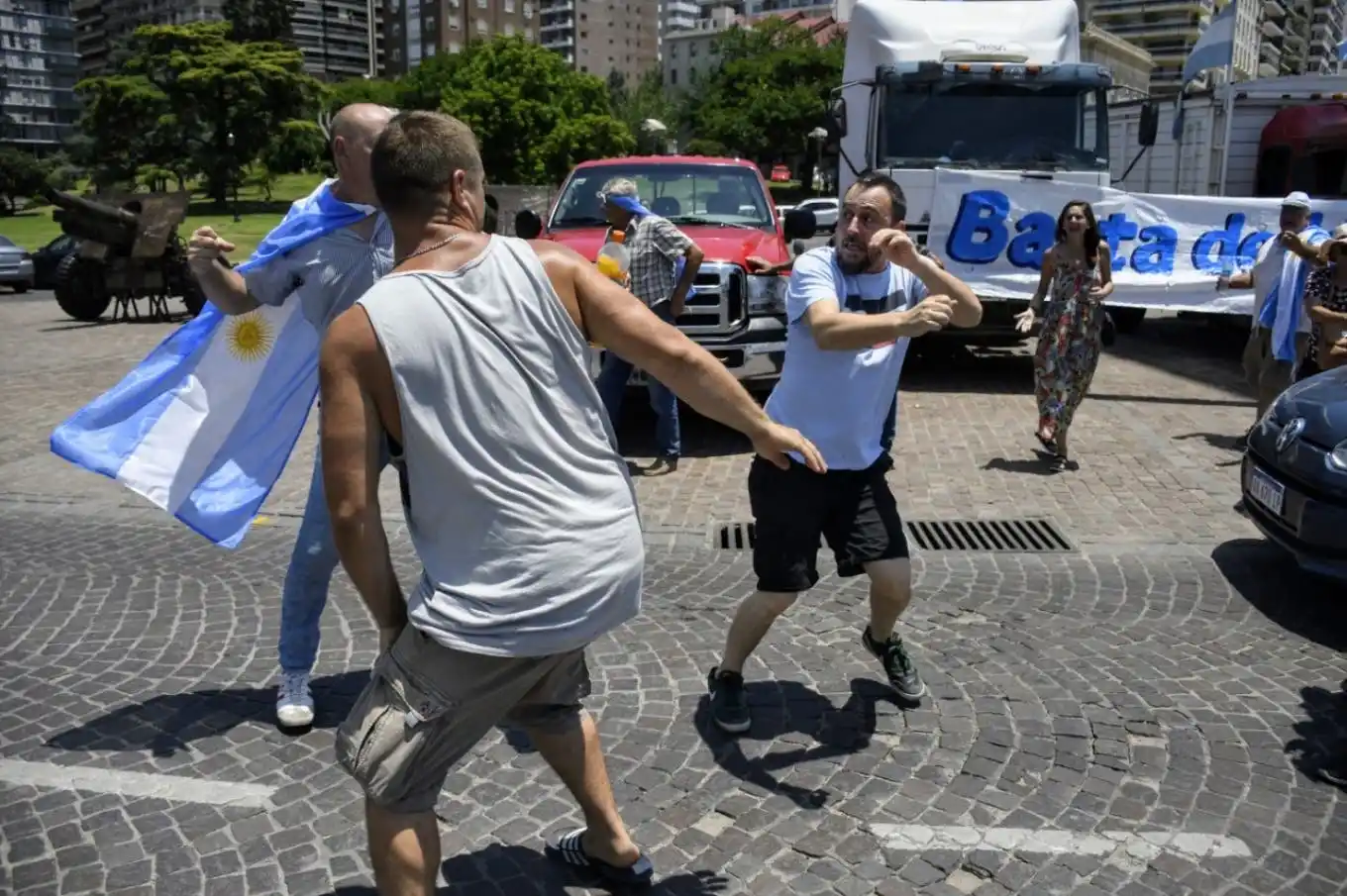 "Estuvieron cuatro años llenándose de guita": incidentes durante la protesta del campo en Rosario