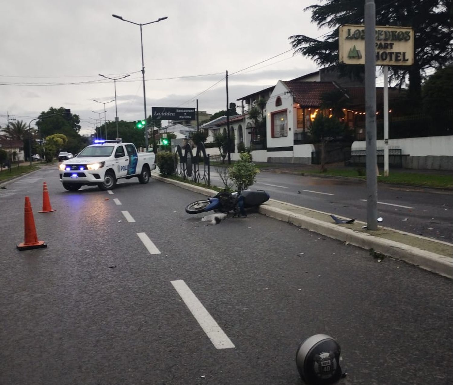 Perdió el control de su moto, cayó a la calle y fue trasladado