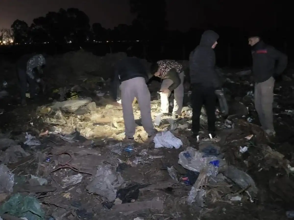 Continúan encontrando dólares en el basural de Las Parejas
