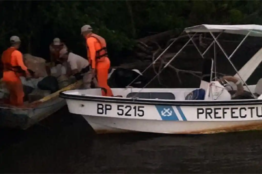 Personal de la Prefectura Naval y de la Policía, actuaron bajo una severa tormenta para llevar a cabo el rescate.