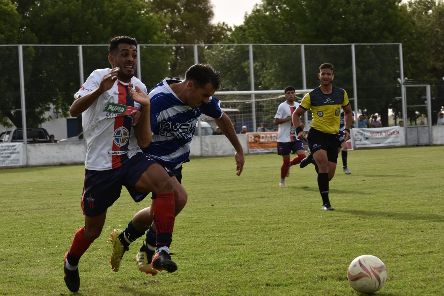 Roberto Luna, autor del único gol de la tarde, lucha por la pelota en un disputado encuentro. Foto: Alberto Carmana