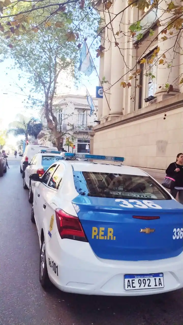 Una mujer fue detenida por daños en el interior de un banco 