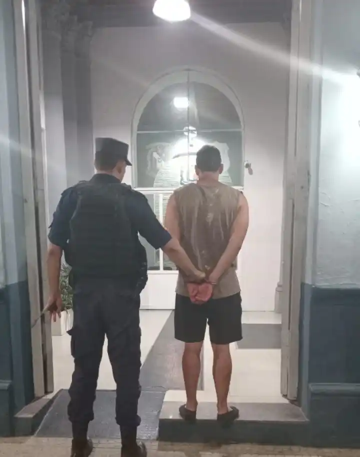 Un violento intentó entrar por la fuerza a la vivienda de su expareja y quedó detenido