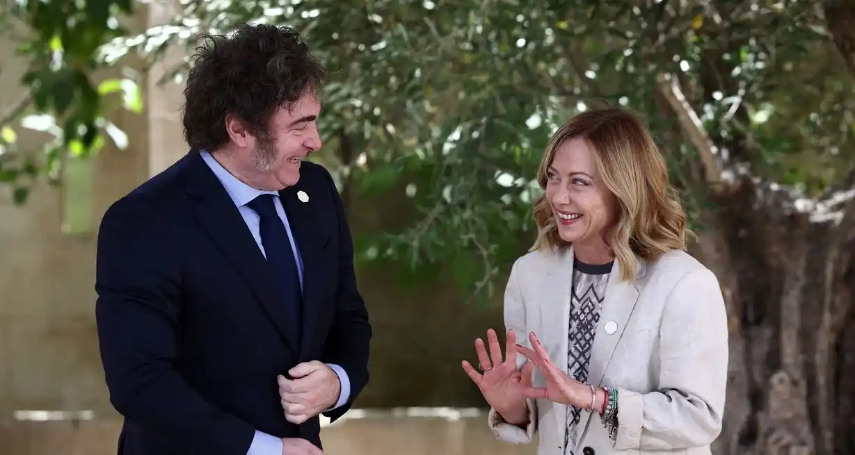 Javier Milei ya fue recibido por Giorgia Meloni en Savelletri, Italia, el 14 de junio durante la cumbre del G7. Crédito: Guglielmo Mangiapane/Reuters