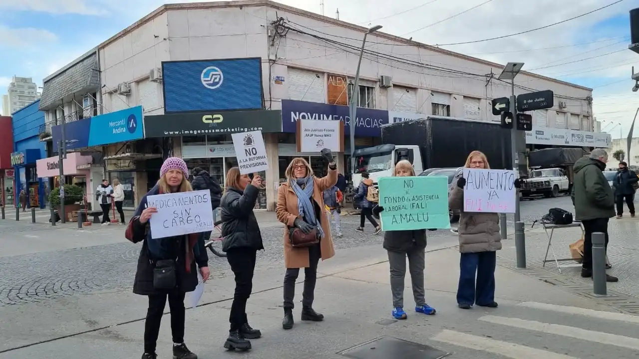 Jubilados juntaron firmas en el centro.