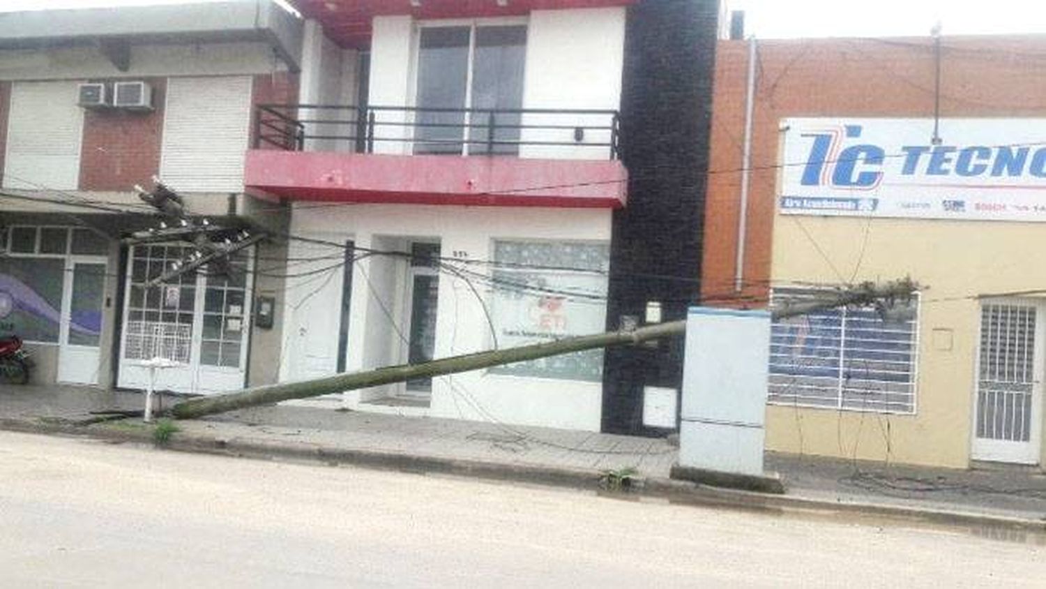 Camionero enganchó cableados  y siguió viaje