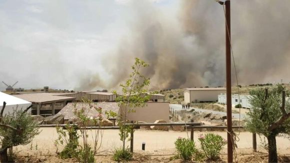 ¡EMERGENCIA EN PARQUE RECREATIVO! Evacuan 3 mil personas por incendio forestal en España