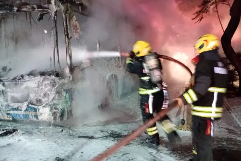 Bomberos controlaron incendio de un colectivo.