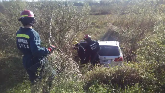 Dos autos chocaron de frente en la Autovía 12