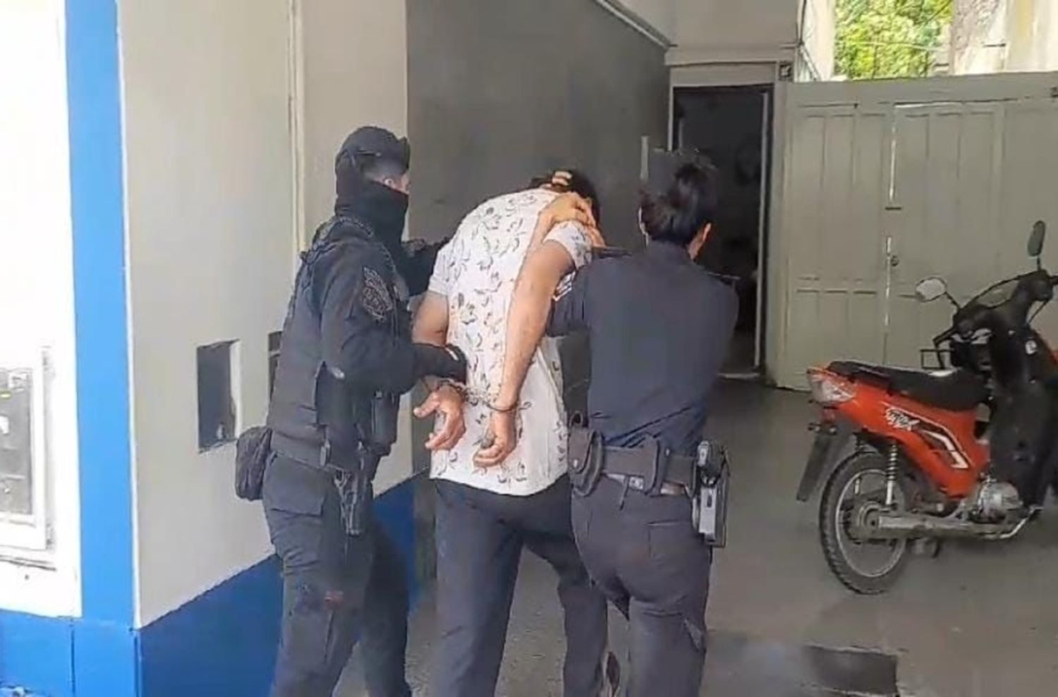 Detuvieron a un cartonero por circular en una moto con pedido de secuestro