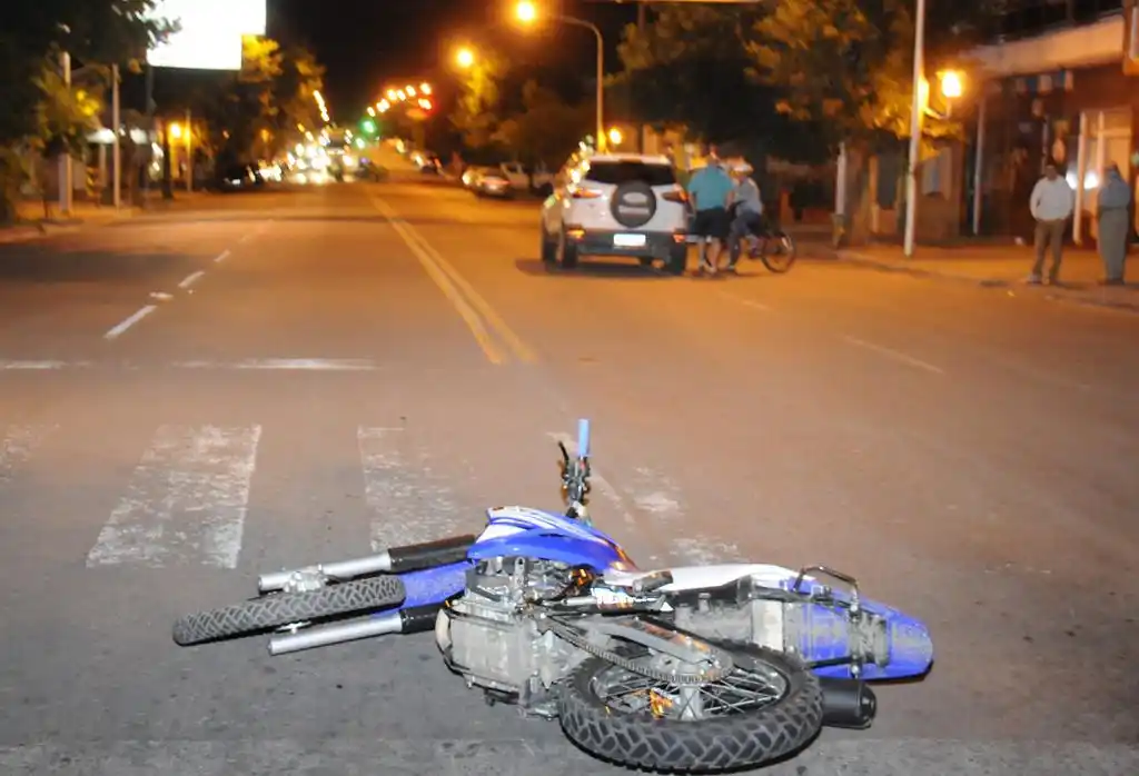 Murió el motociclista que chocó contra  una camioneta en Perón y Uriburu 