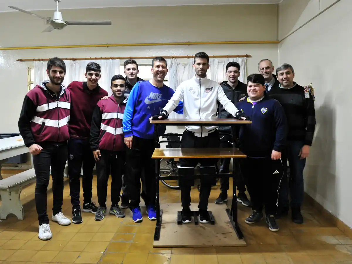 Alumnos crearon un aparato que ayuda a Leo a estar de pie   