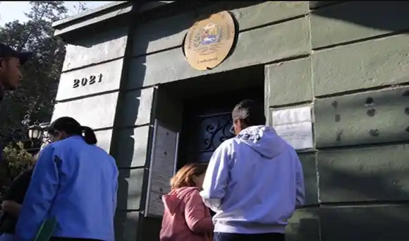 ¡NUNCA HAY SISTEMA! Venezolanos protestan frente a embajada en Chile por pasaportes