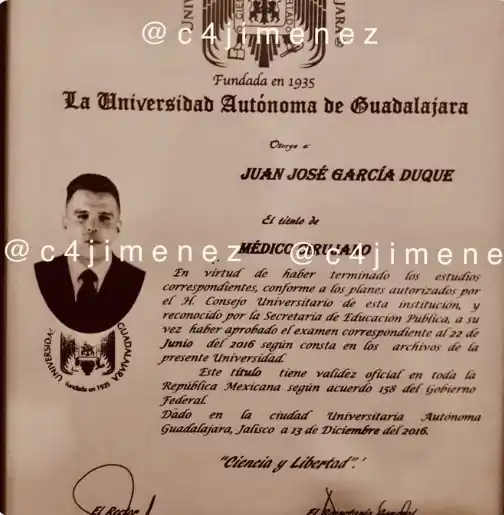 El falso título de médico Duque en México. Foto Twitter