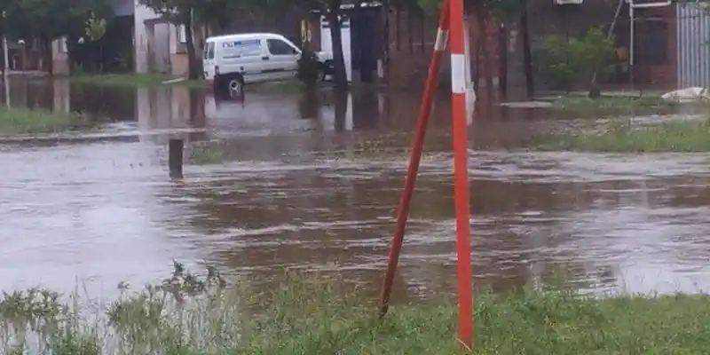 Desbordó el canal y Maciel quedó bajo agua: hay evacuados