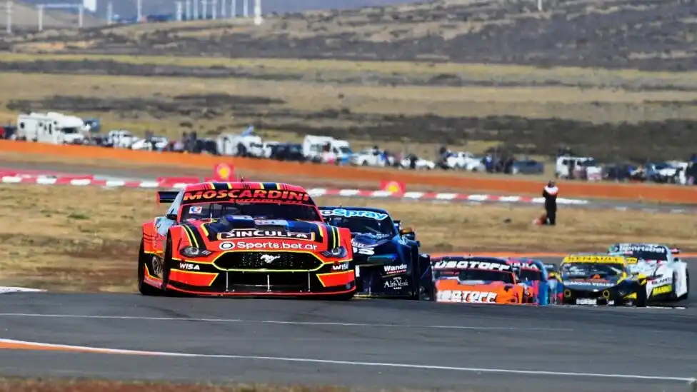 Nicolás Moscardini aprovechó la exclusión de Julián Santero y ganó la primera fecha del TC en El Calafate