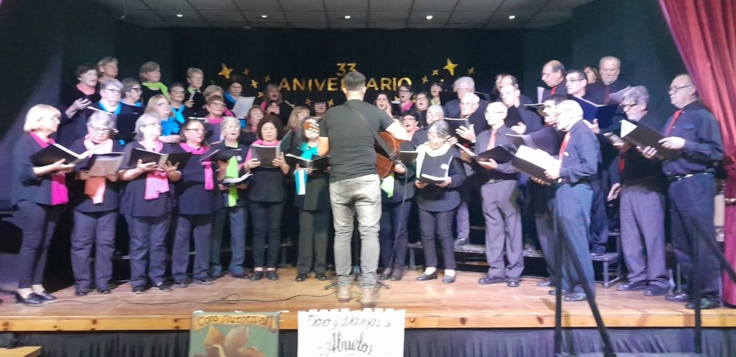 Gran peña folclórica organizada por el Coro Municipal de la tercera juventud