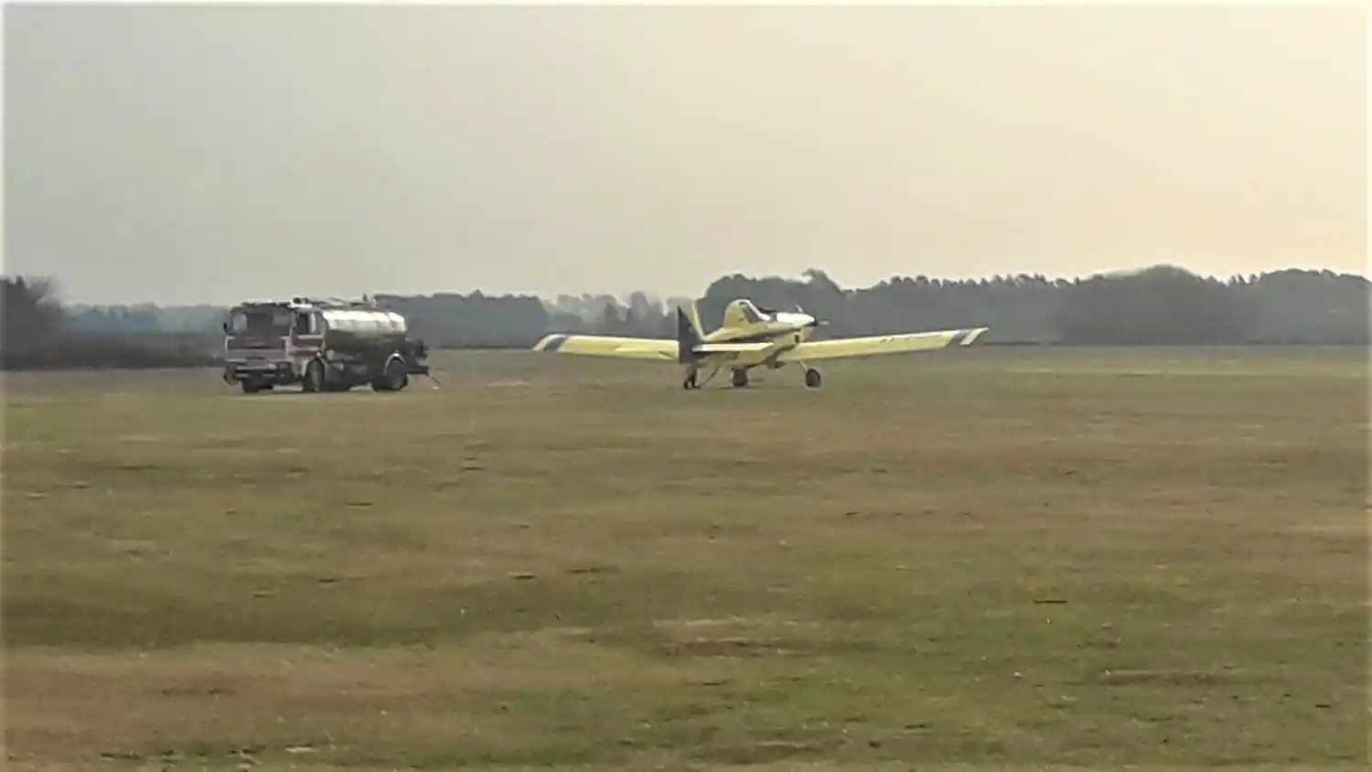 Incendios en zona de islas: abastecen aviones hidrantes para continuar combatiendo el fuego