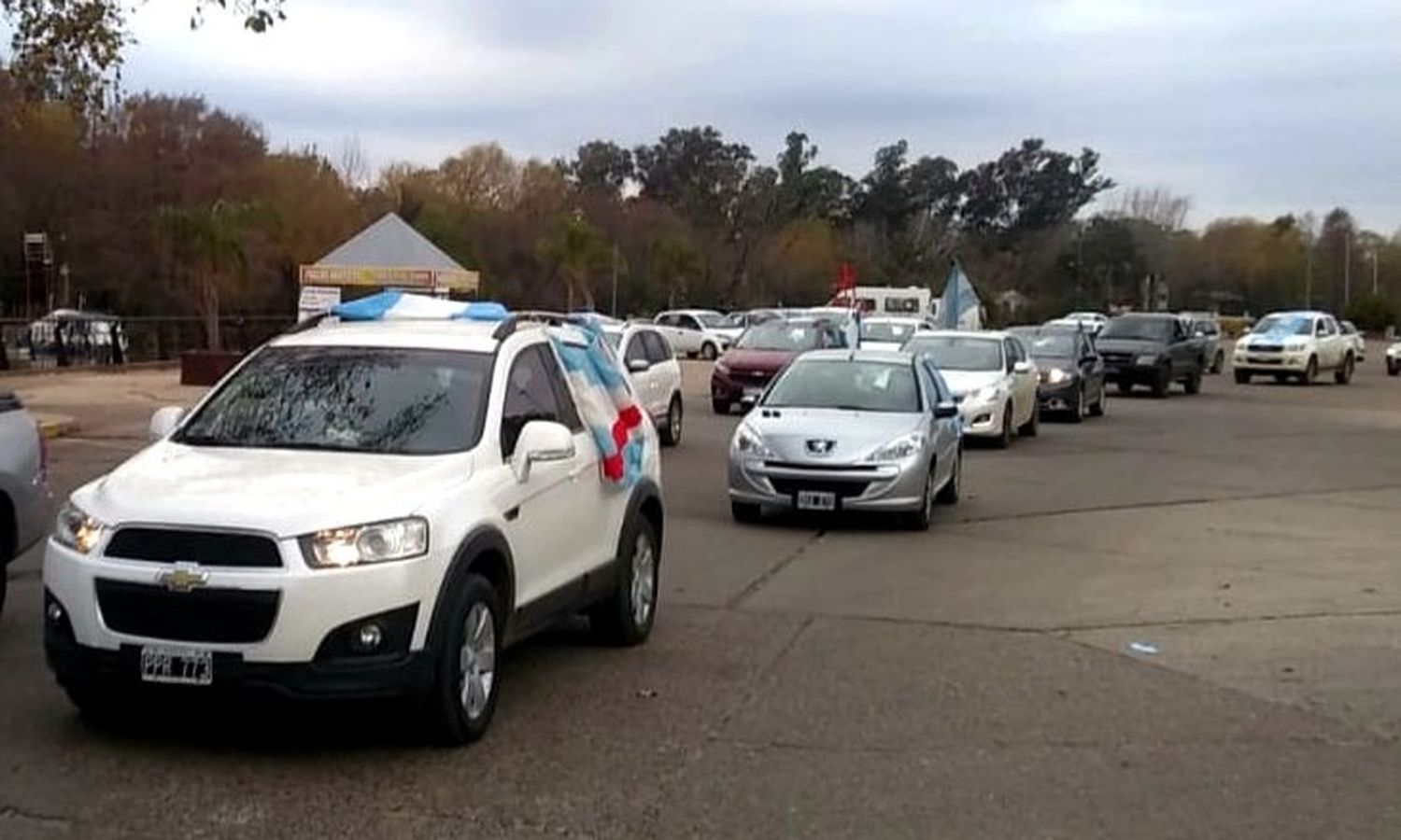 La caravana en la costanera de Gualeguaychú