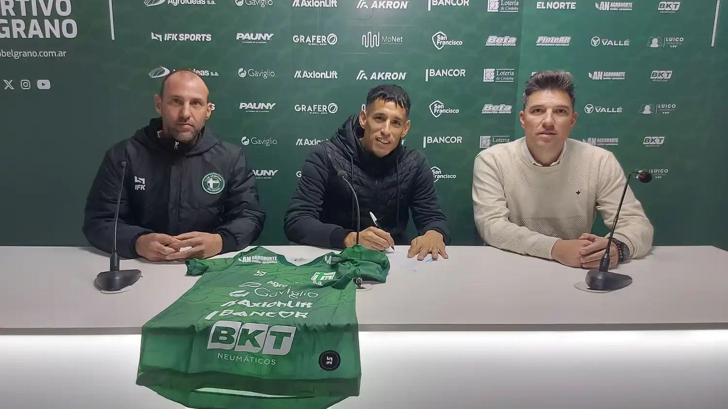 Márquez desarrolló toda su etapa formativa en las divisiones inferiores de Unión de Santa Fe y tuvo su debut como profesional el 31 de agosto de 2006.